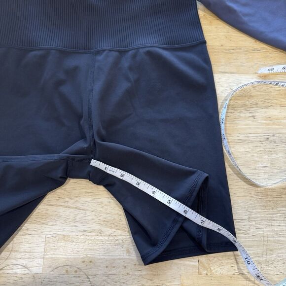 Vuori Women's Ribbed Studio And Pocket Biker Shorts Lot Of 3 Large VW376 VW390 - Picture 11 of 12